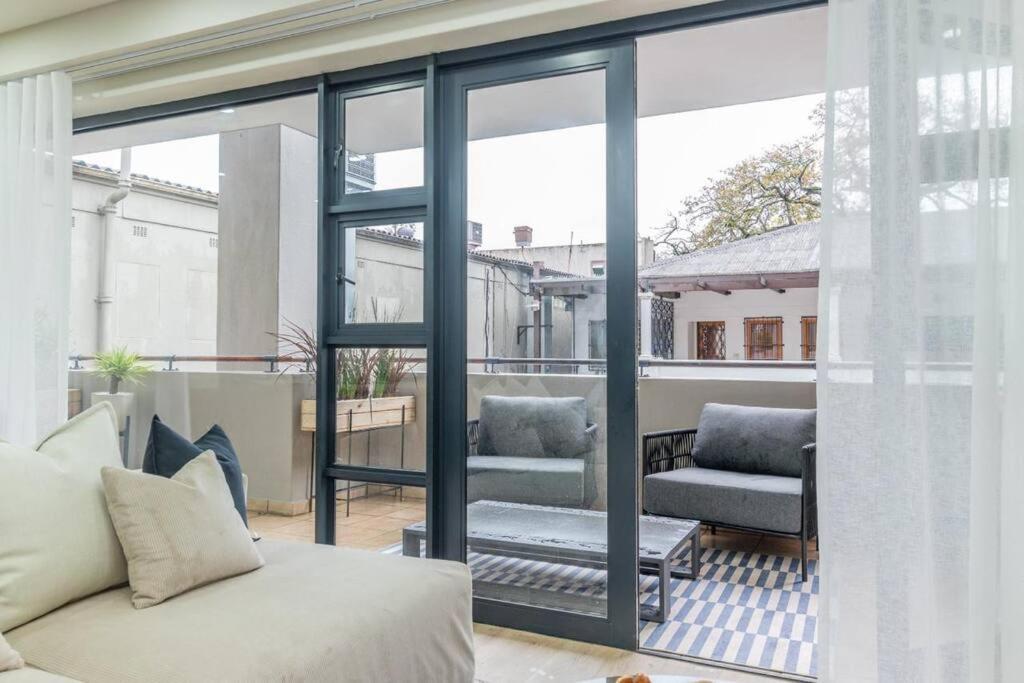 Modern Central 1 BR Apartment view 3