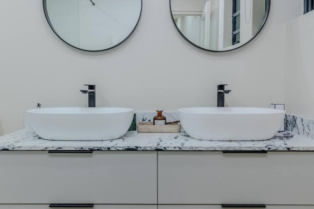 Modern Central 1 BR Apartment view 4