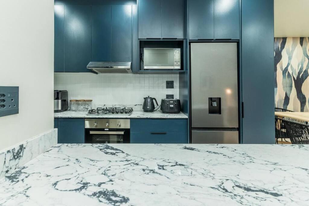 Modern Central 1 BR Apartment view 5