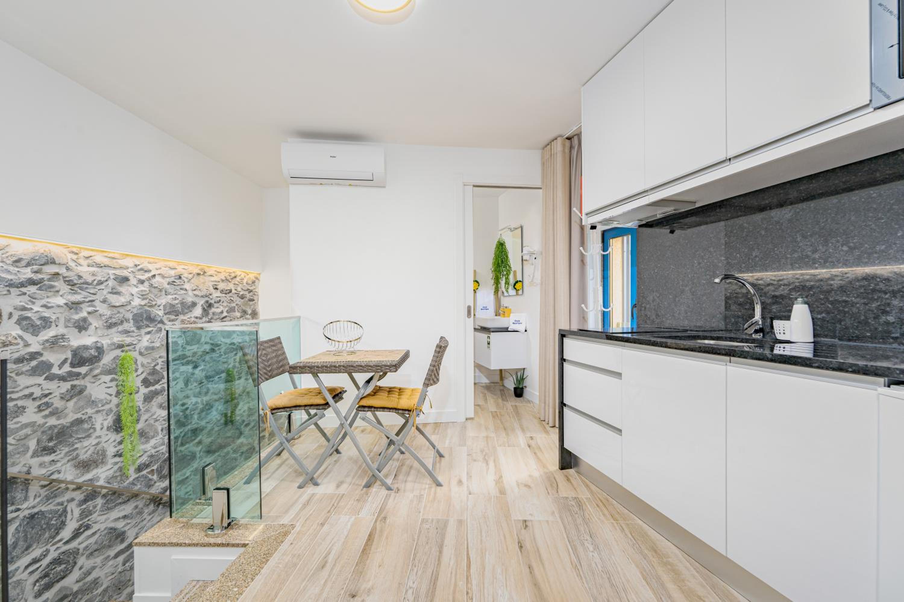Chalé Henrique - Beachfront apartments at Calheta Beach view 2