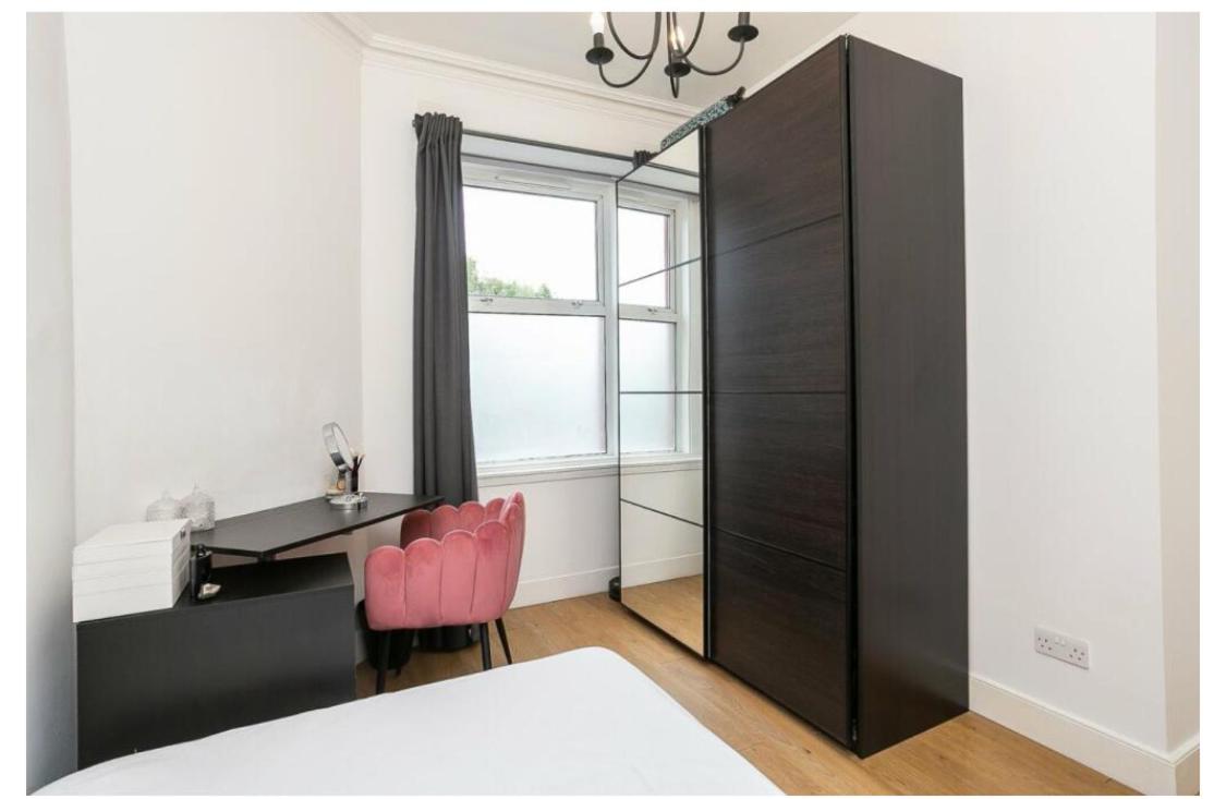 stunning modern one bedroom apartment view 3