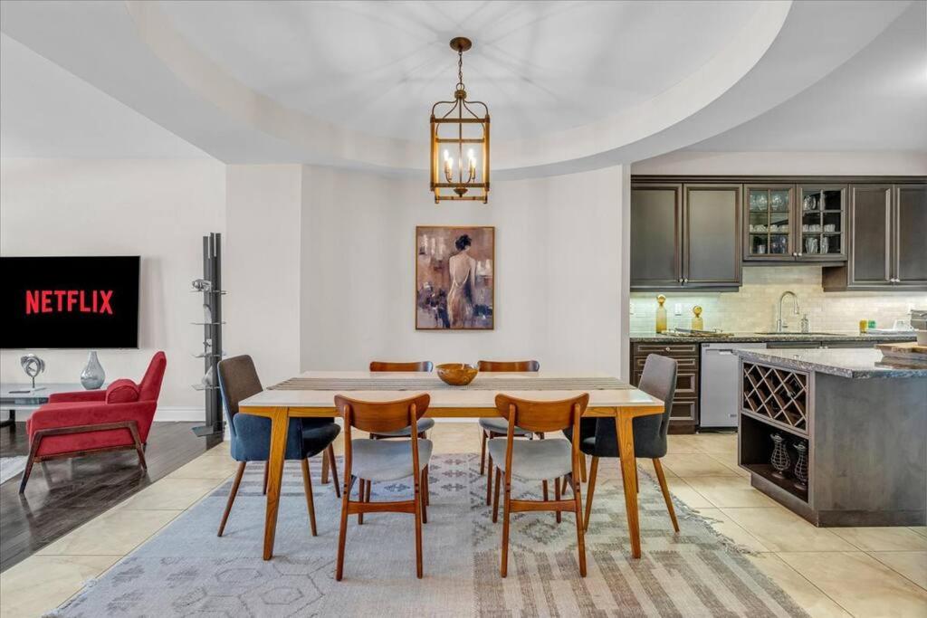 Central Executive Home by Airport & Mall