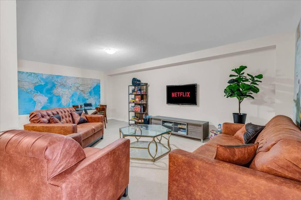 Central Executive Home by Airport & Mall