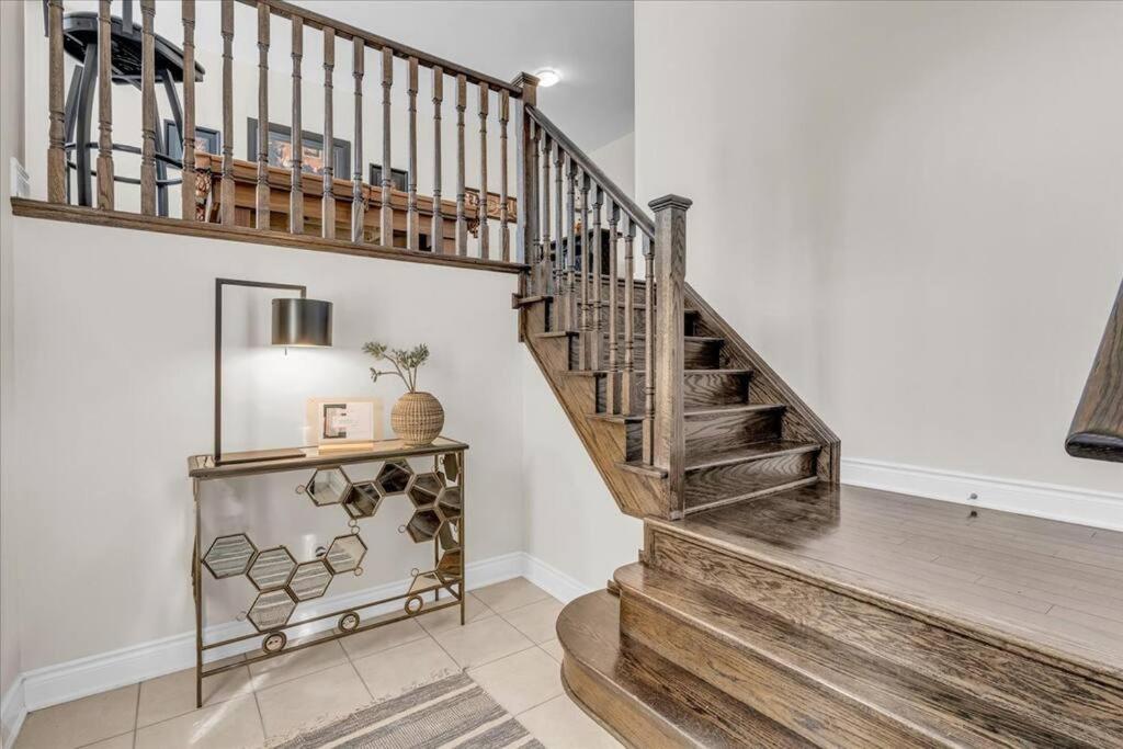 Central Executive Home by Airport & Mall