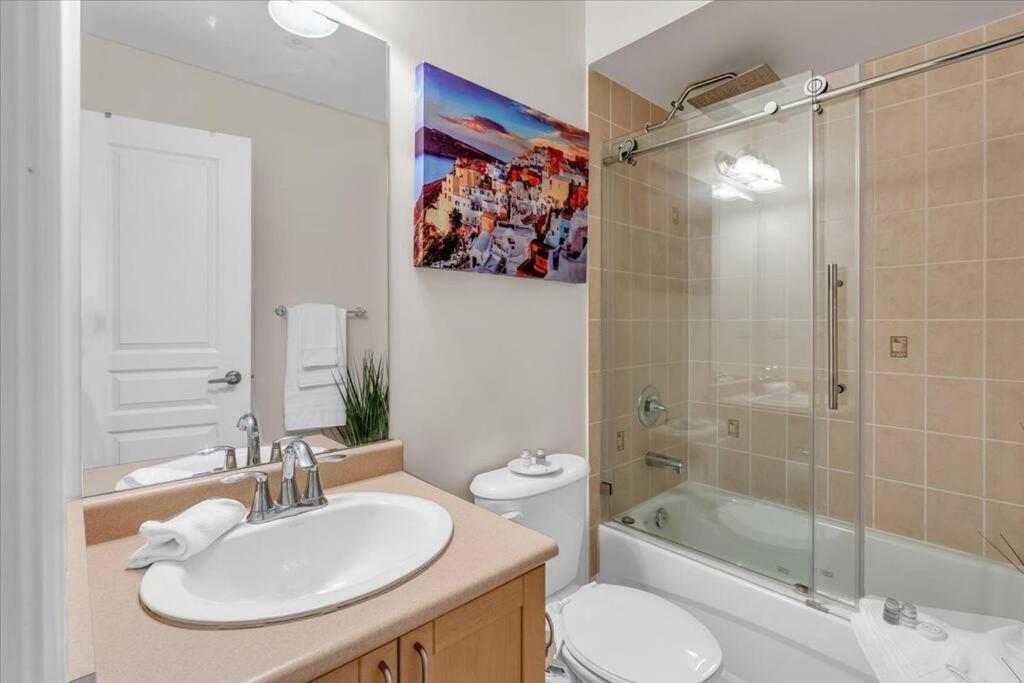 Central Executive Home by Airport & Mall