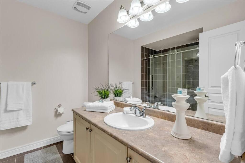 Central Executive Home by Airport & Mall