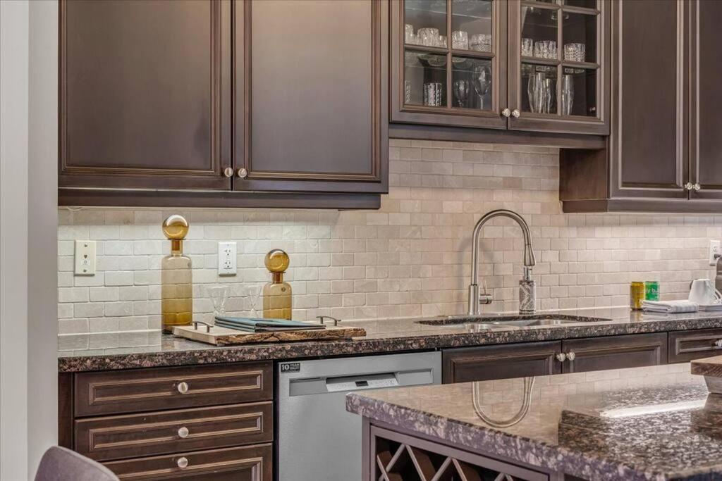 Central Executive Home by Airport & Mall