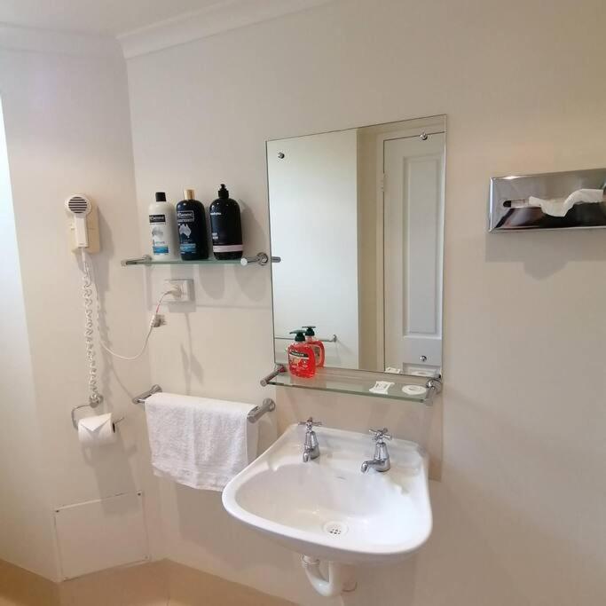 Perfect 1-Bedroom Studio on Gouger with Wi-Fi