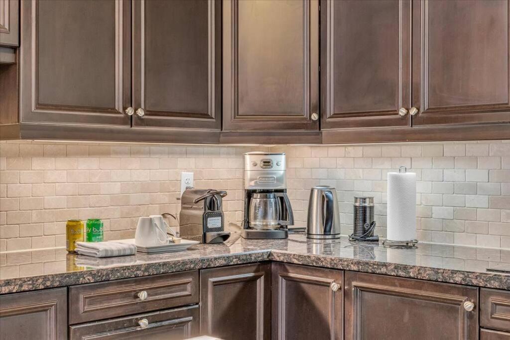 Central Executive Home by Airport & Mall