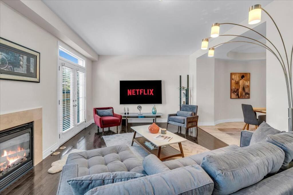 Central Executive Home by Airport & Mall