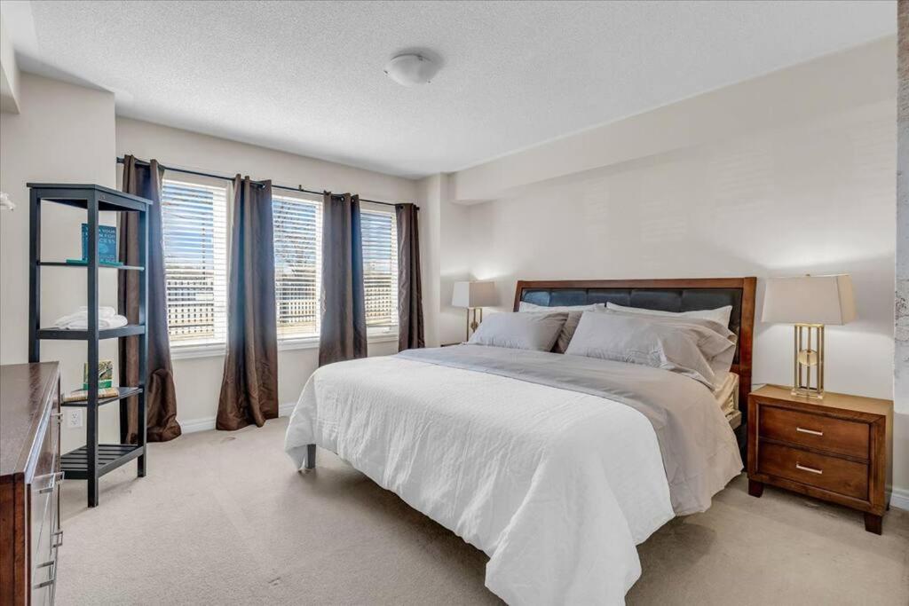 Central Executive Home by Airport & Mall