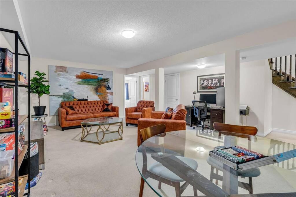 Central Executive Home by Airport & Mall