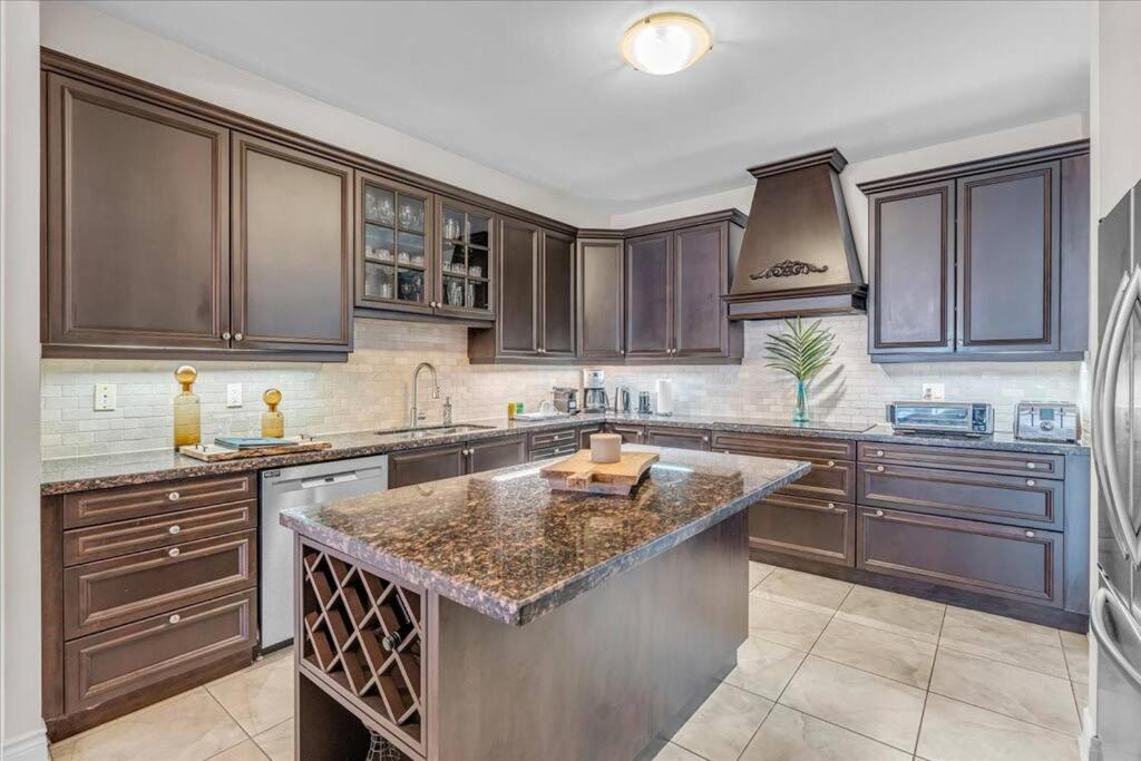 Central Executive Home by Airport & Mall