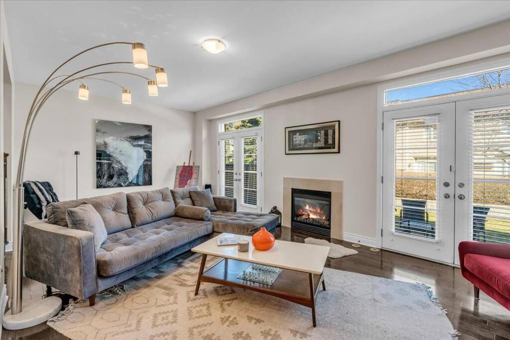 Central Executive Home by Airport & Mall