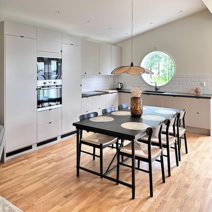 Hotel Nybyggd villa med sjönära läge - Image 1