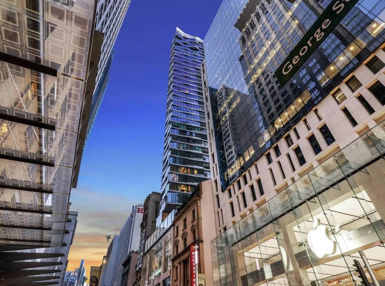 Stylish 2 Bed in Central CBD with Pool & Gym