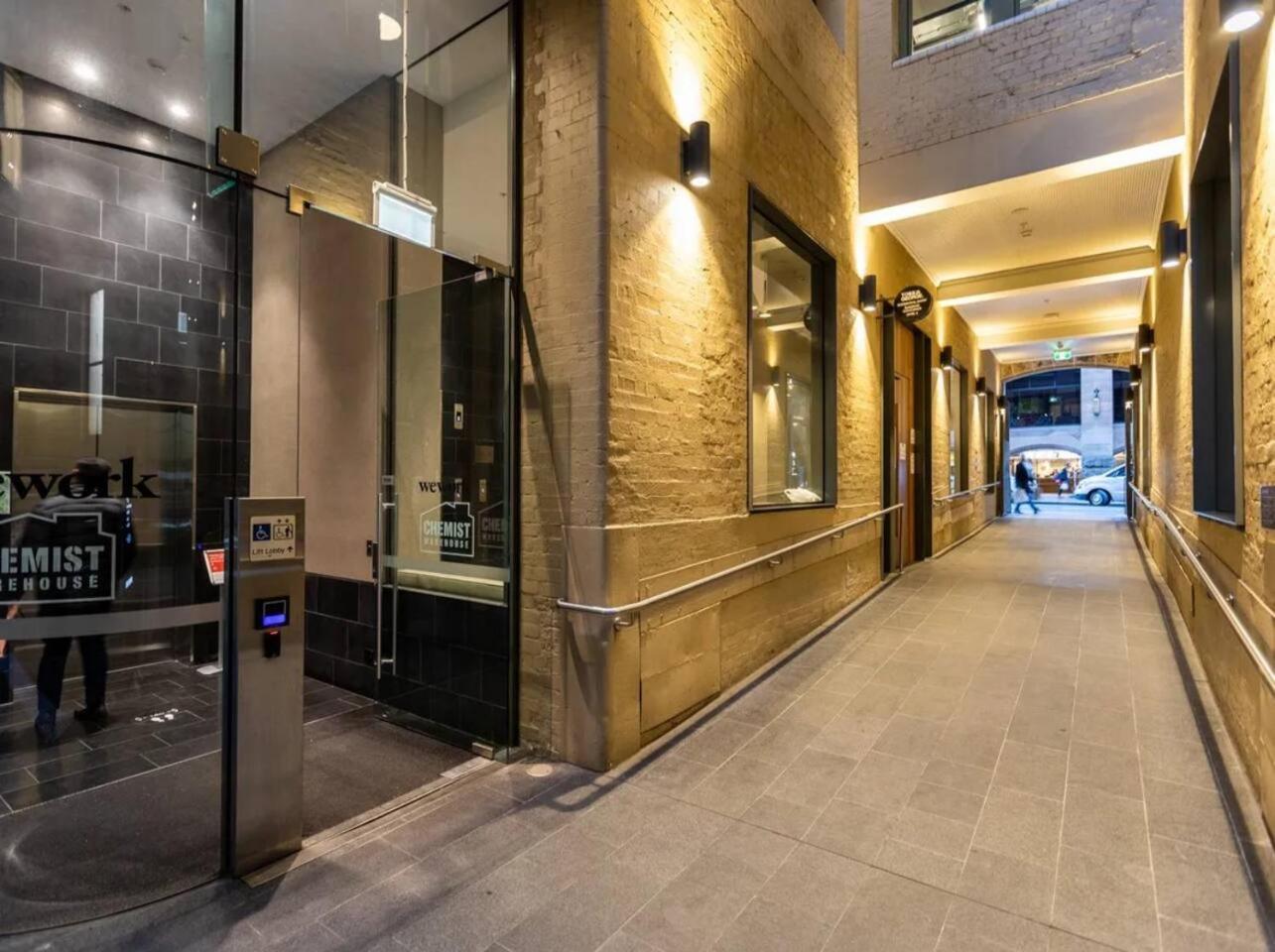 Stylish 2 Bed in Central CBD with Pool & Gym