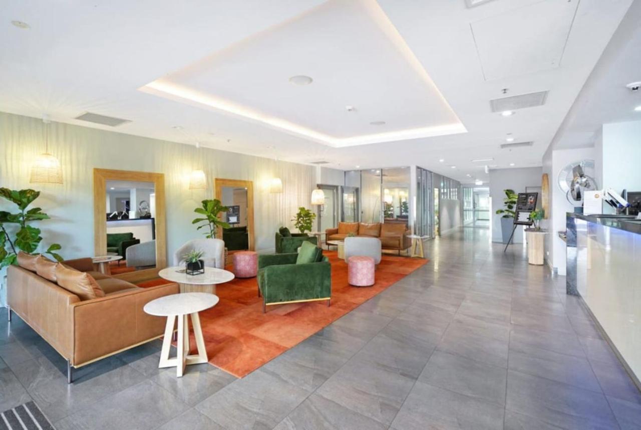 Large 11th floor City Apartment - Sea Views