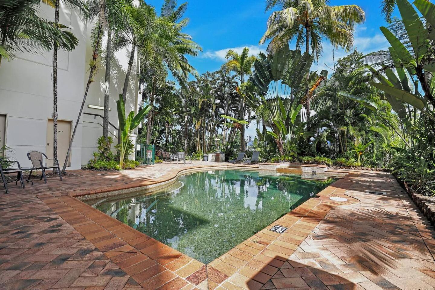 Luxury Retreat in Cairns with Pool