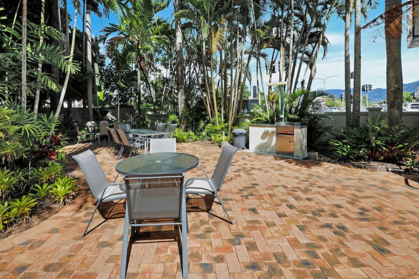 Luxury Retreat in Cairns with Pool