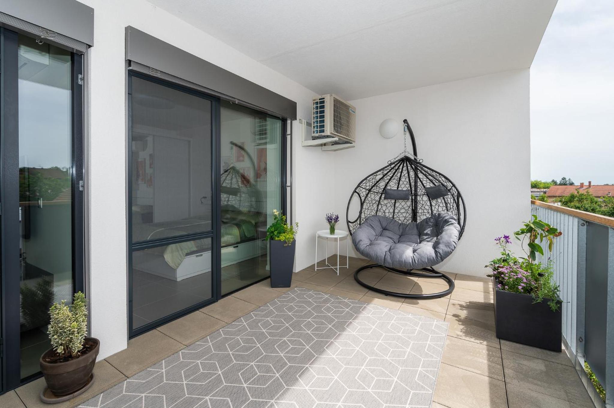 Fully equipped Apartments with Terraces, Free garage parking, Netflix & AC - by Apartmány Šlapanice cz