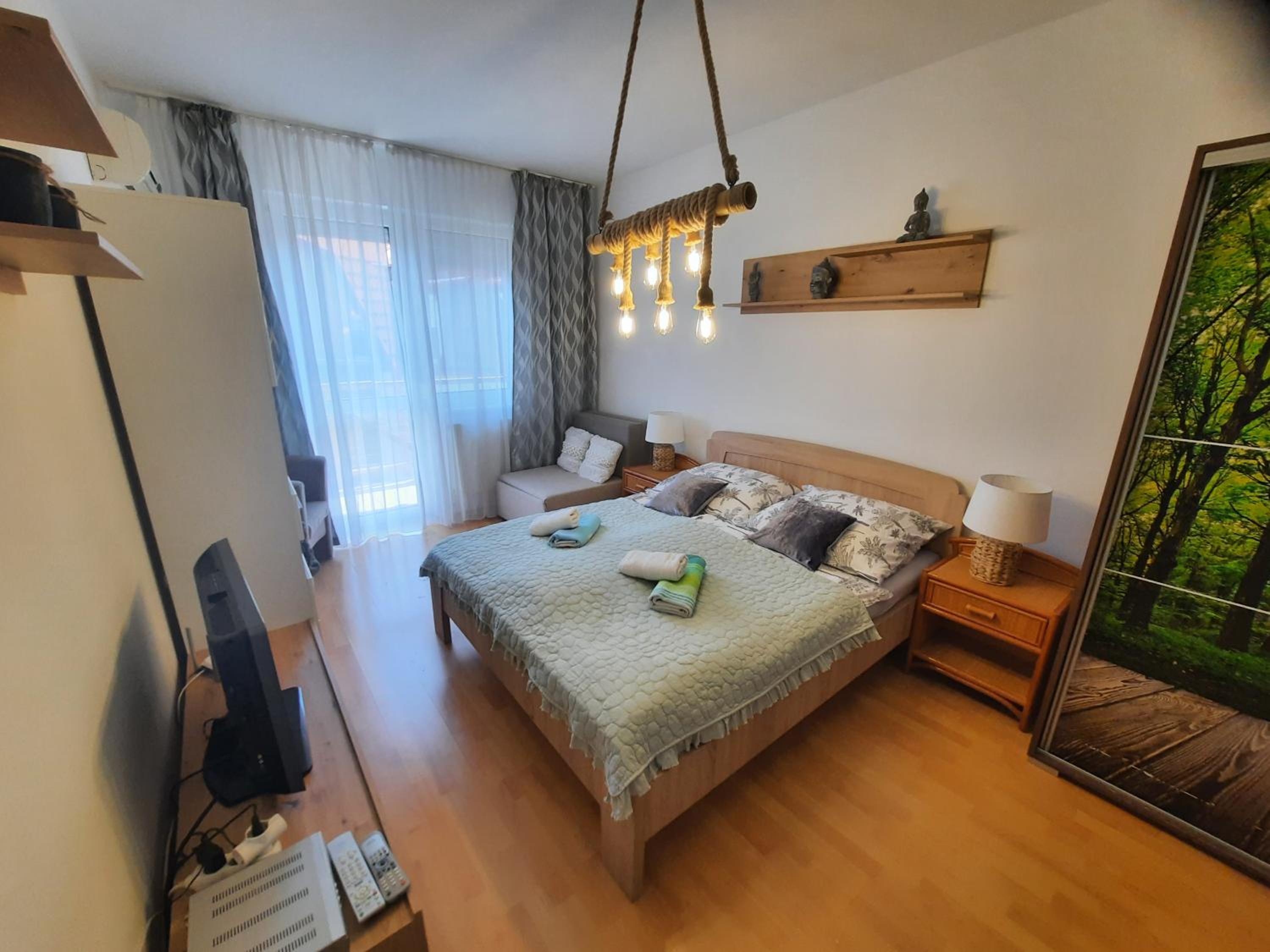 Zöld Béka Apartmanok Kölcsey II view 3