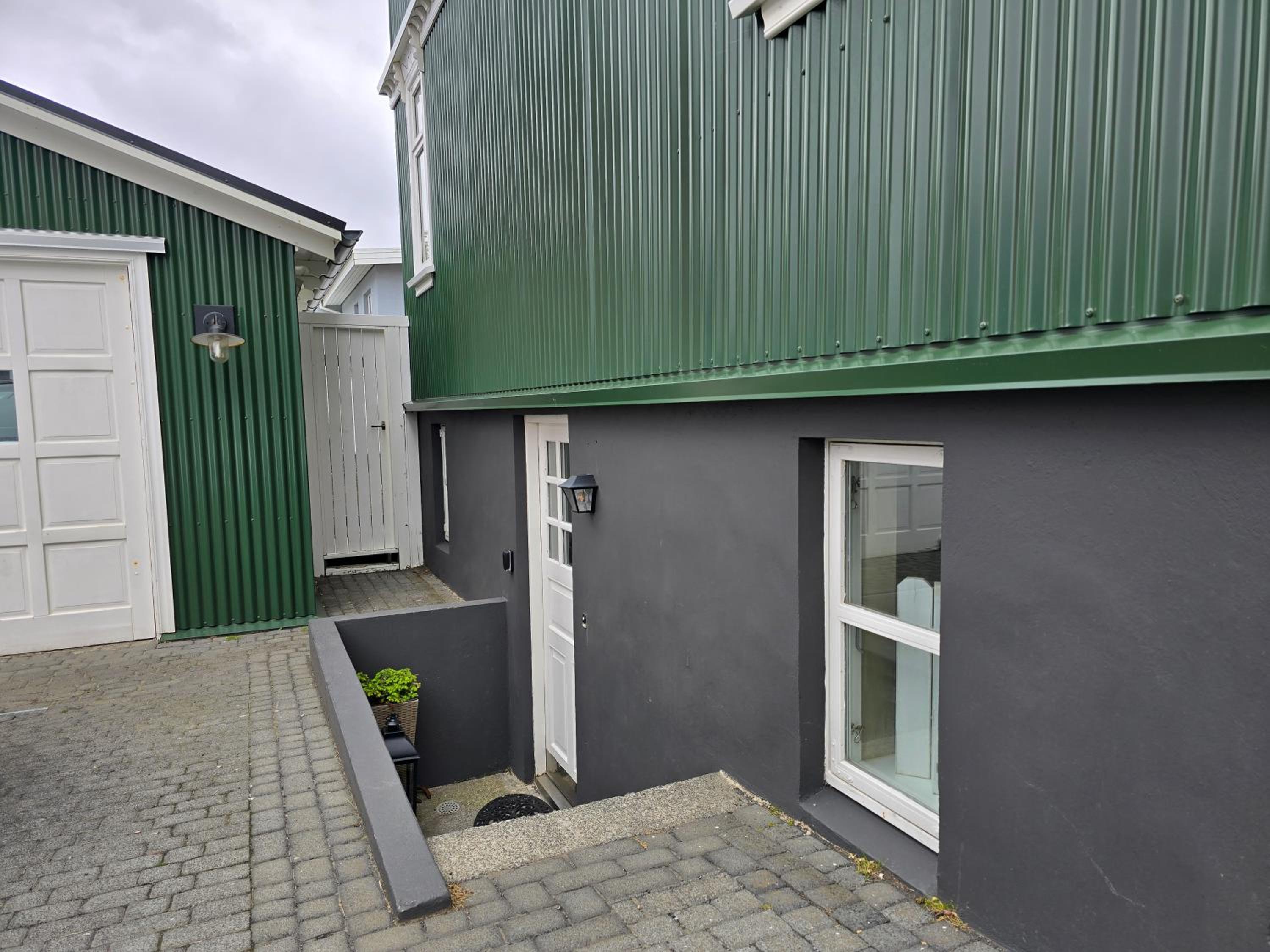 Old Charm Apartment - Keflavík Downtown
