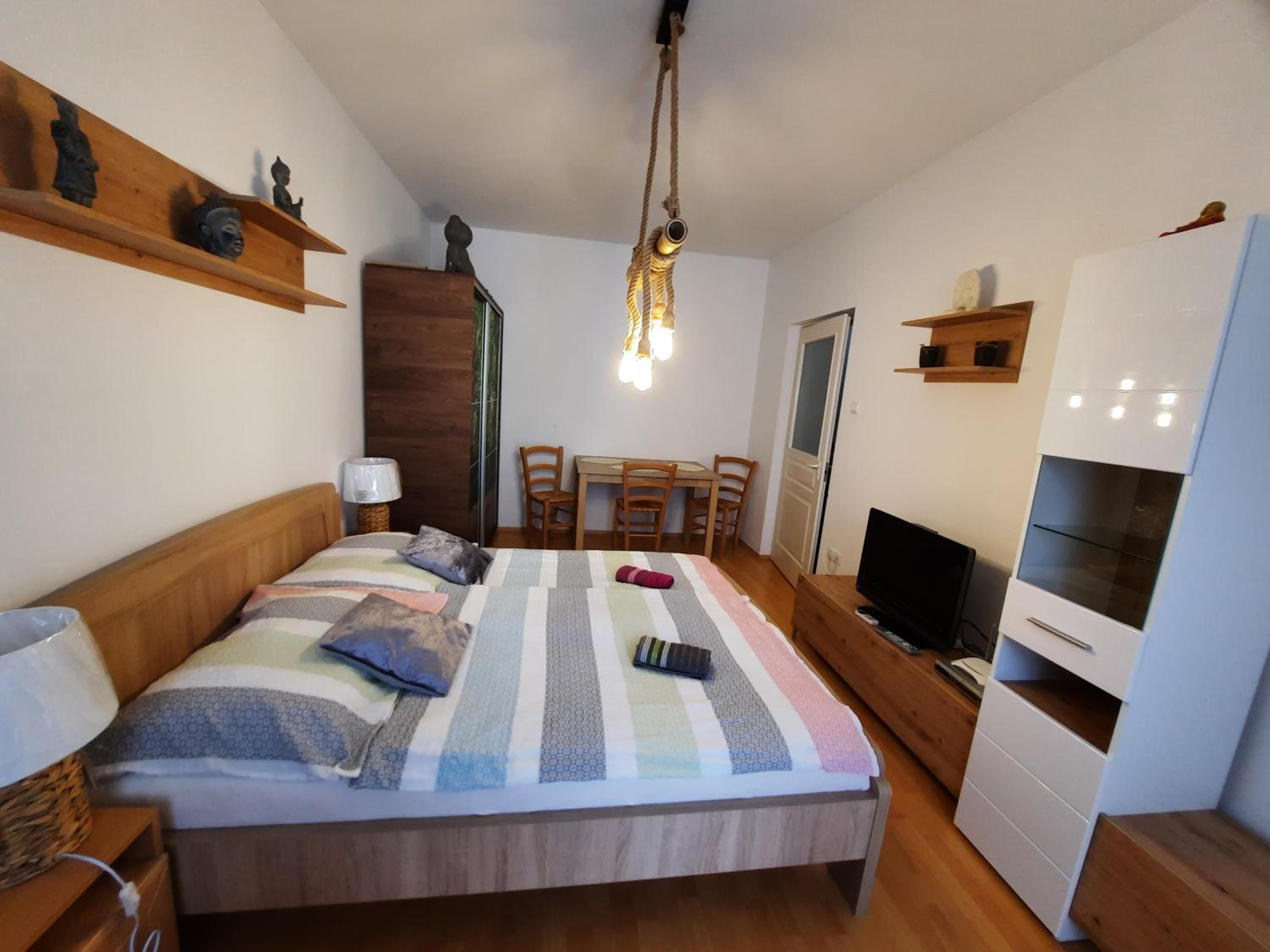 Zöld Béka Apartmanok Kölcsey II view 5