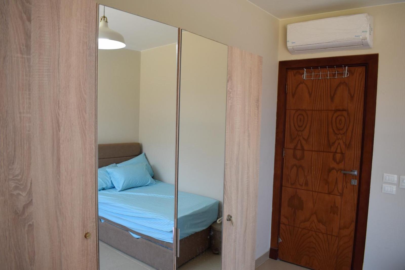 Whispering Waters Two Bedroom with a Garden Azha