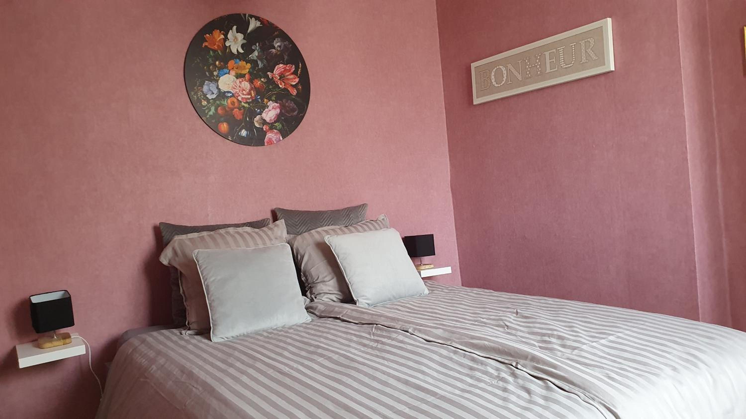 Close to centre, 3 rooms, 2 bathr & wc, free parking & wifi, spacious living area & kitchen