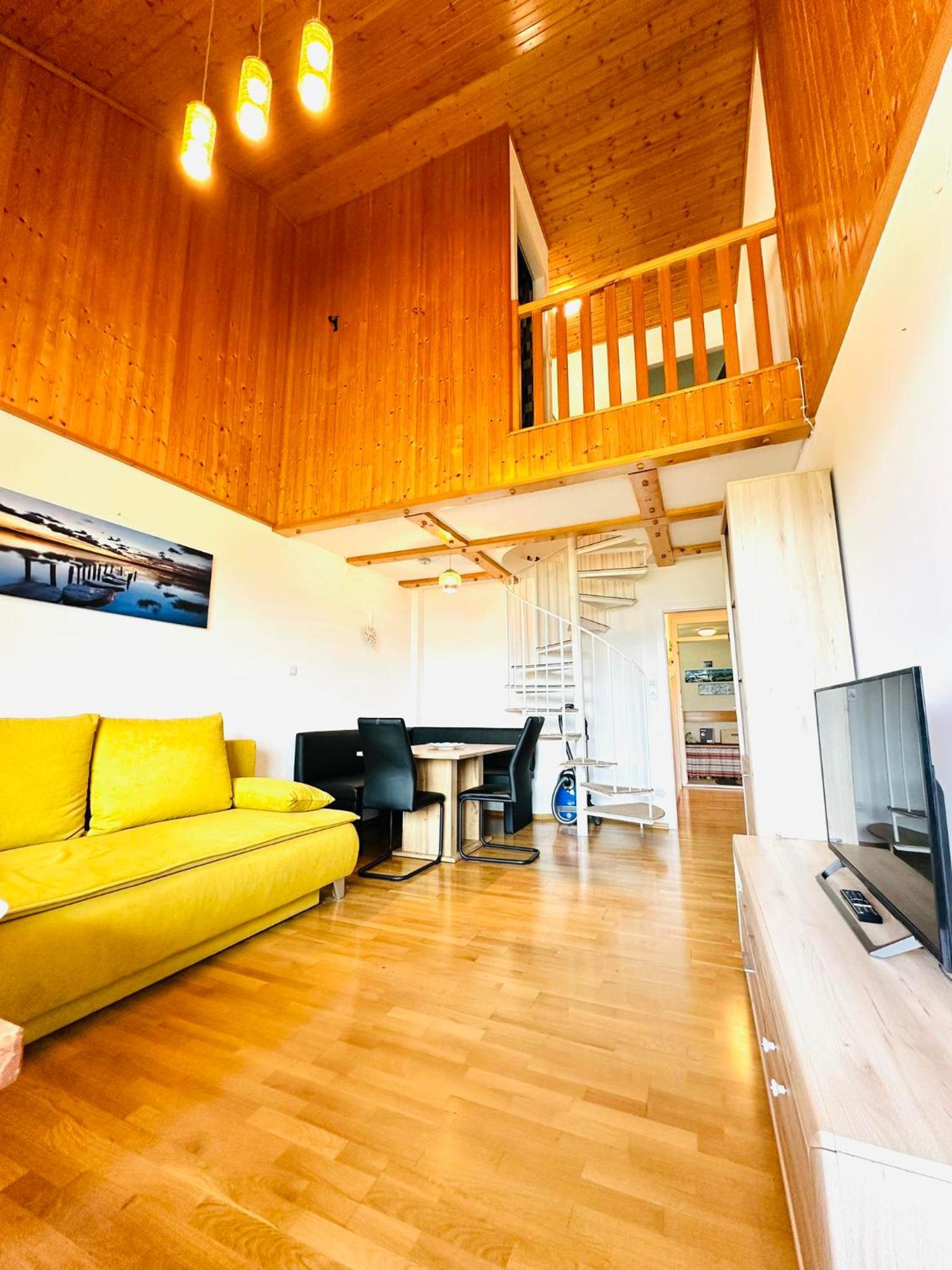 Das Alpenzeit Loft mit Balkon und Grimmingblick