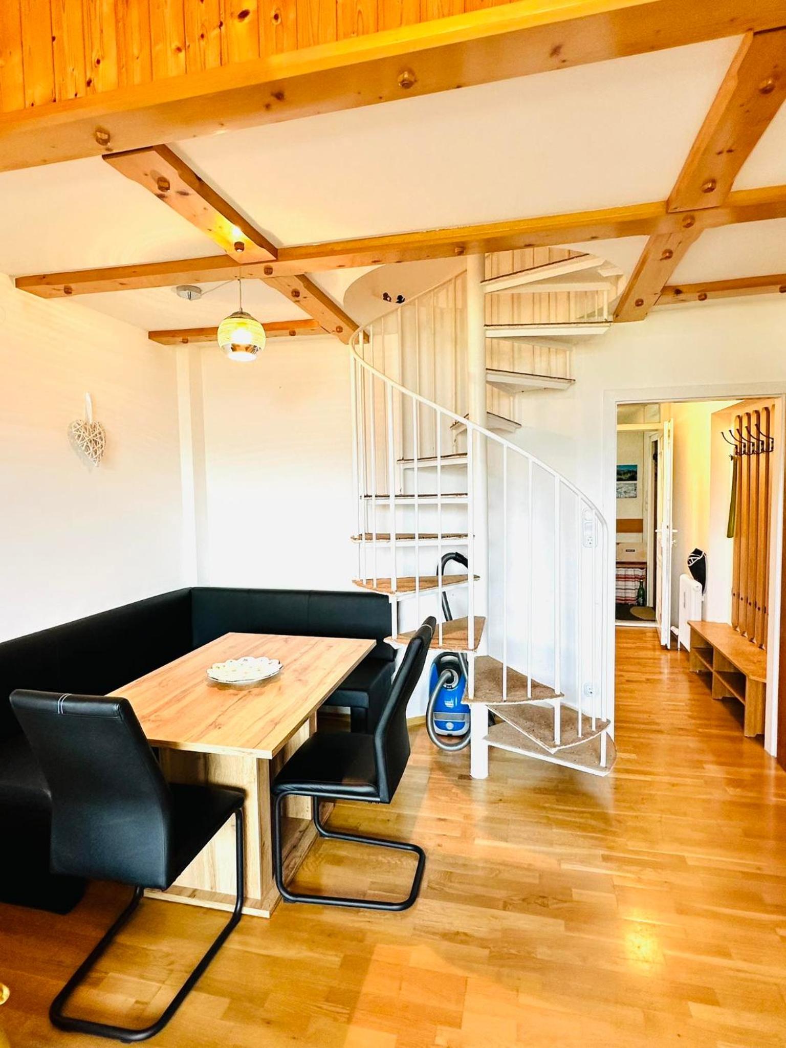 Das Alpenzeit Loft mit Balkon und Grimmingblick