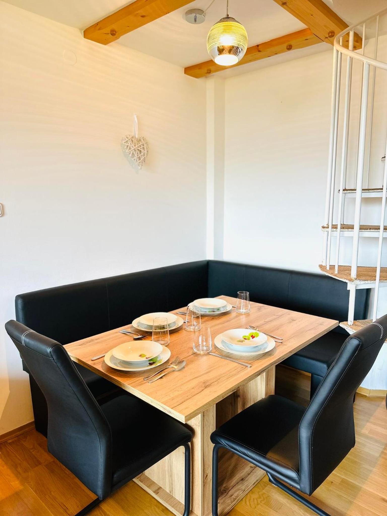 Das Alpenzeit Loft mit Balkon und Grimmingblick