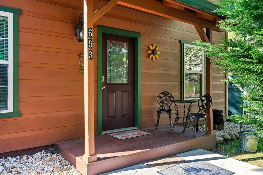 Gatlinburg~Hottub~WiFi~Pool Table~Arts~Ripleys! view 4