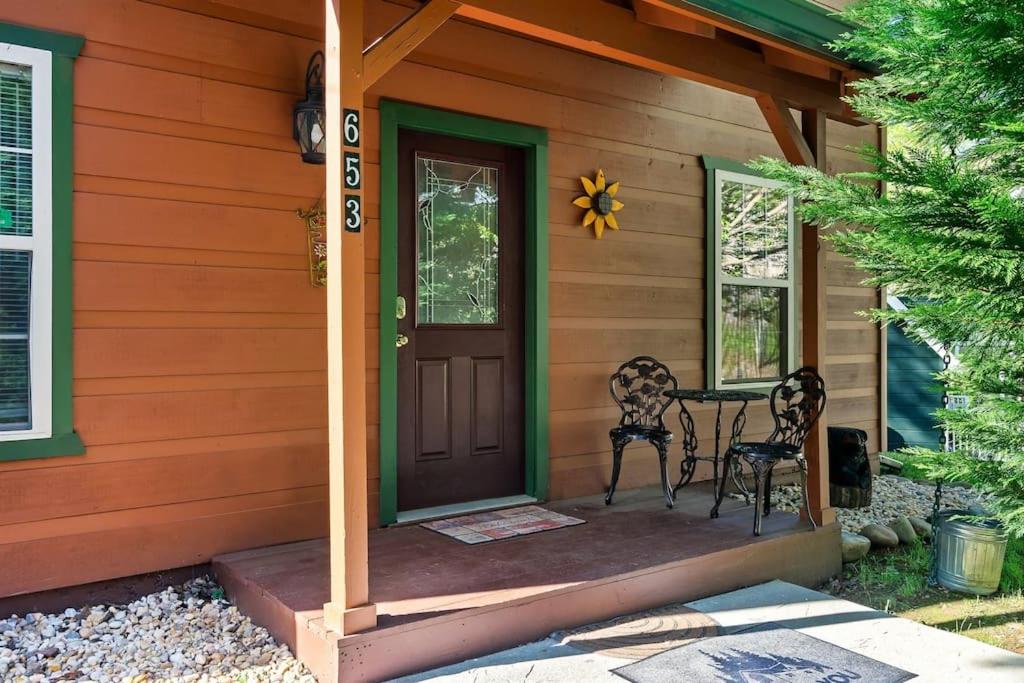 Gatlinburg~Hottub~WiFi~Pool Table~Arts~Ripleys! view 2