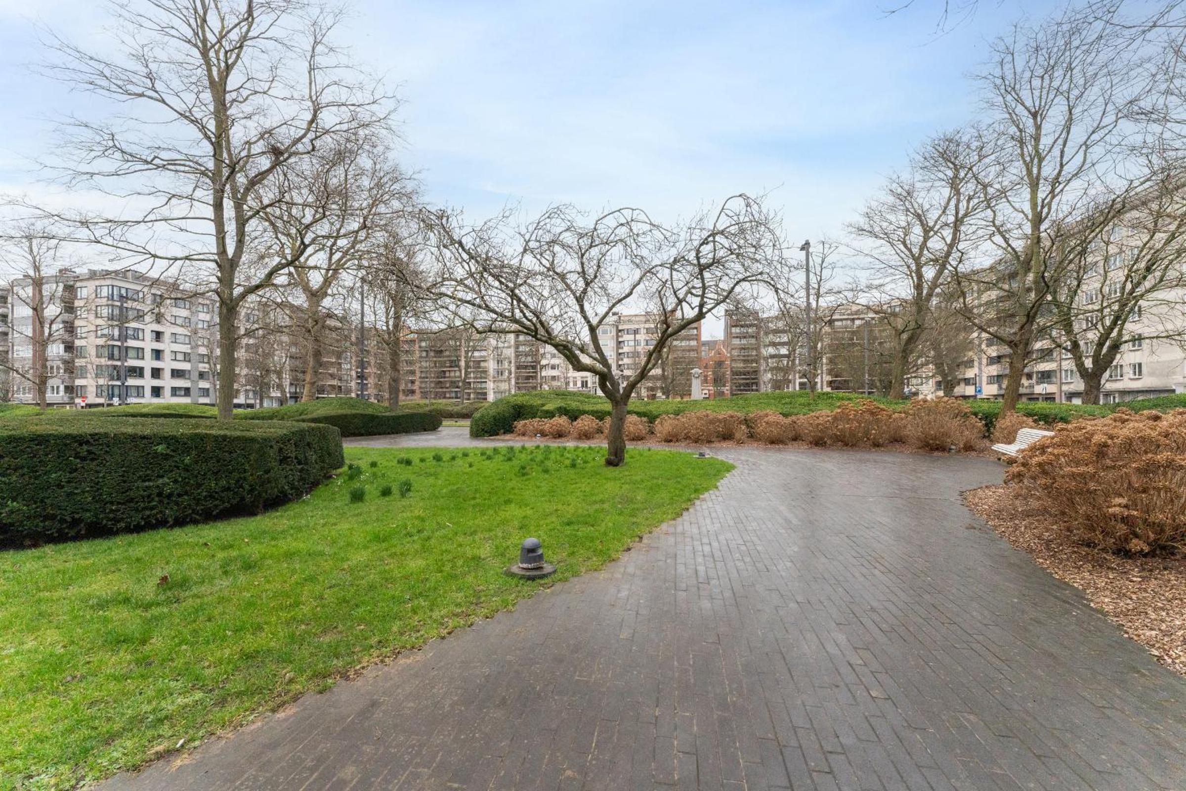 2-bedroom apartment with park view
