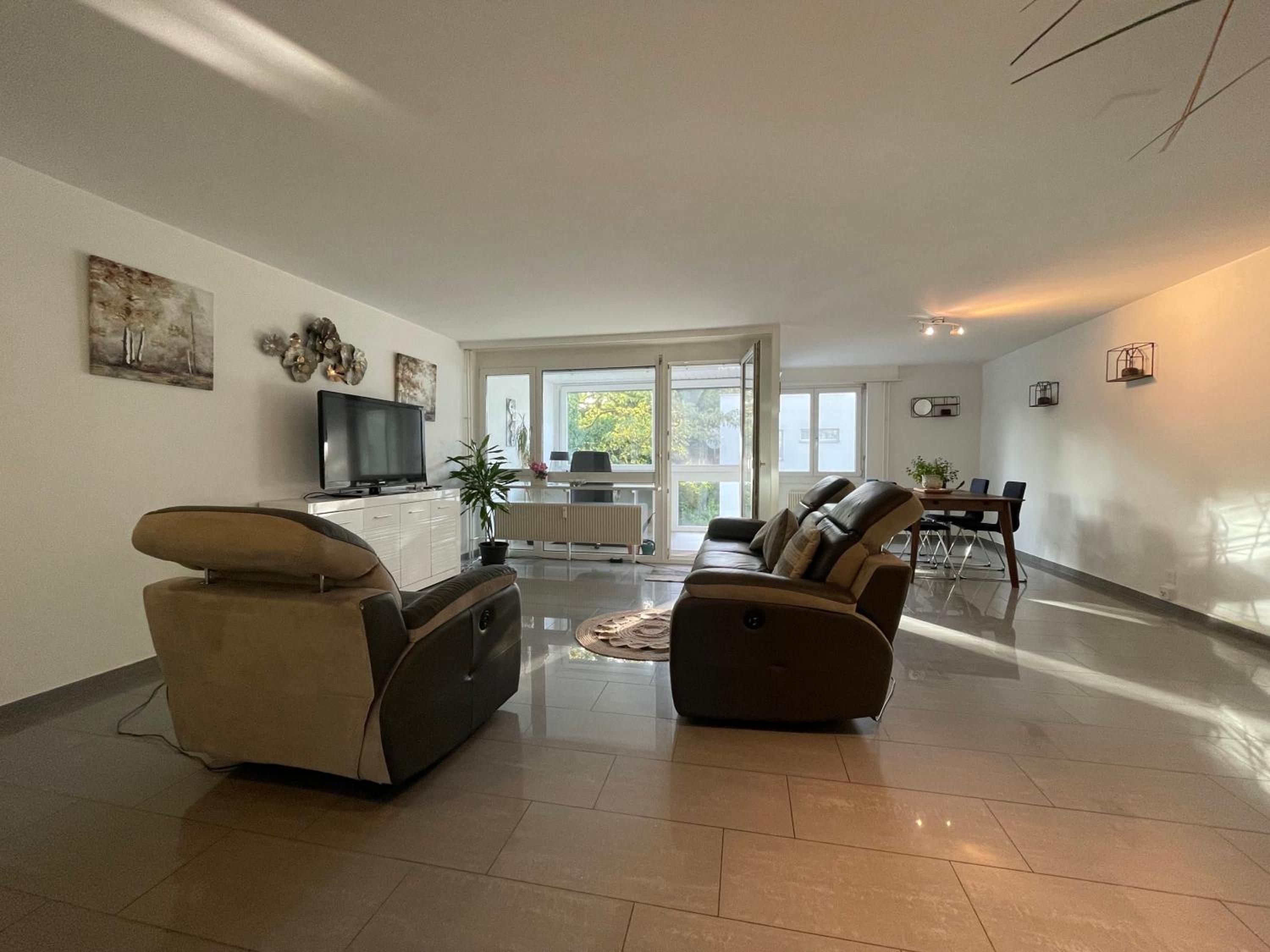 Modern 3 bedroom apartment near ISB and Basel