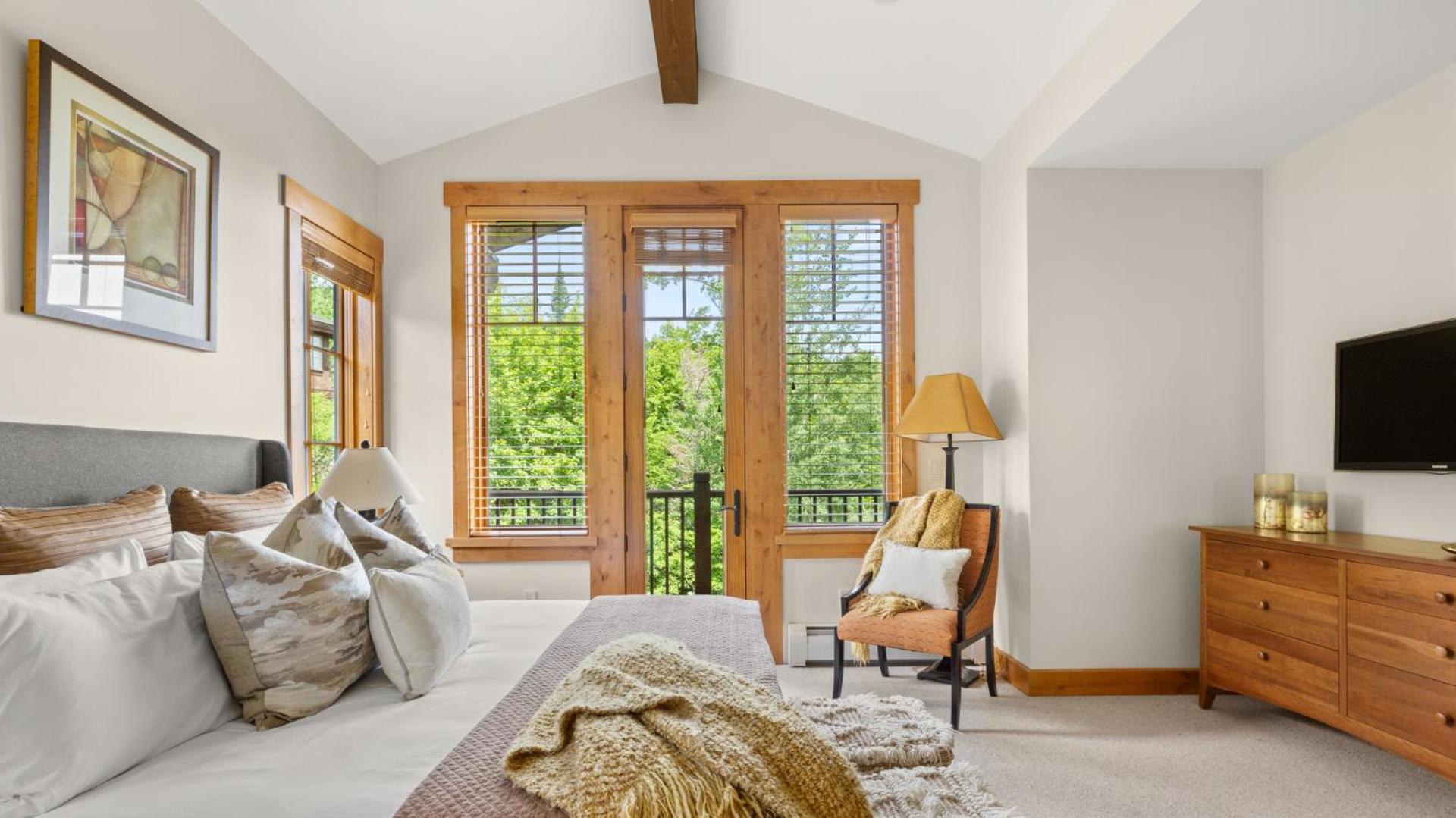 STOWE GLOBE 4 BEDROOM LUXURY CABIN SKI IN SKI OUT By Stowe Mountain Rentals view 2