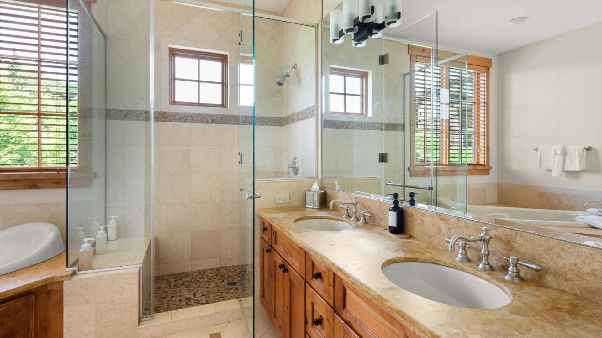 STOWE GLOBE 4 BEDROOM LUXURY CABIN SKI IN SKI OUT By Stowe Mountain Rentals view 3