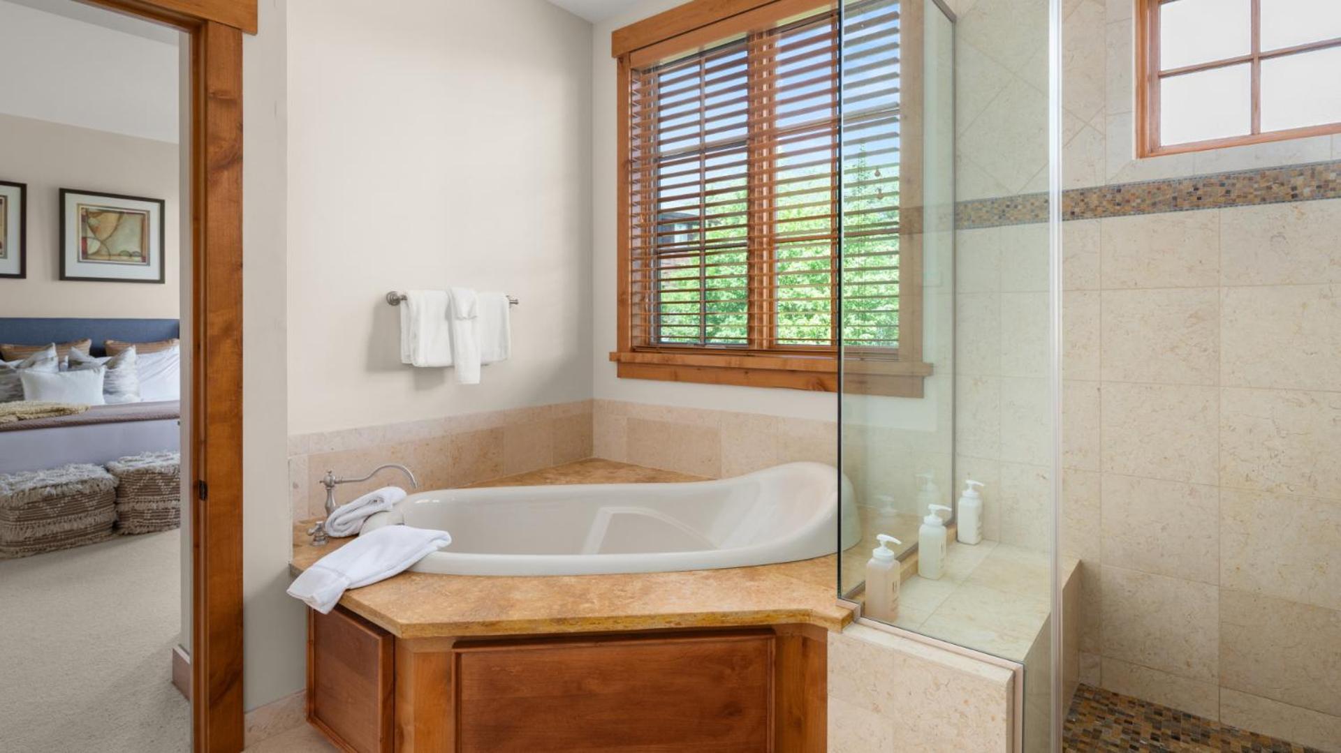 STOWE GLOBE 4 BEDROOM LUXURY CABIN SKI IN SKI OUT By Stowe Mountain Rentals view 4