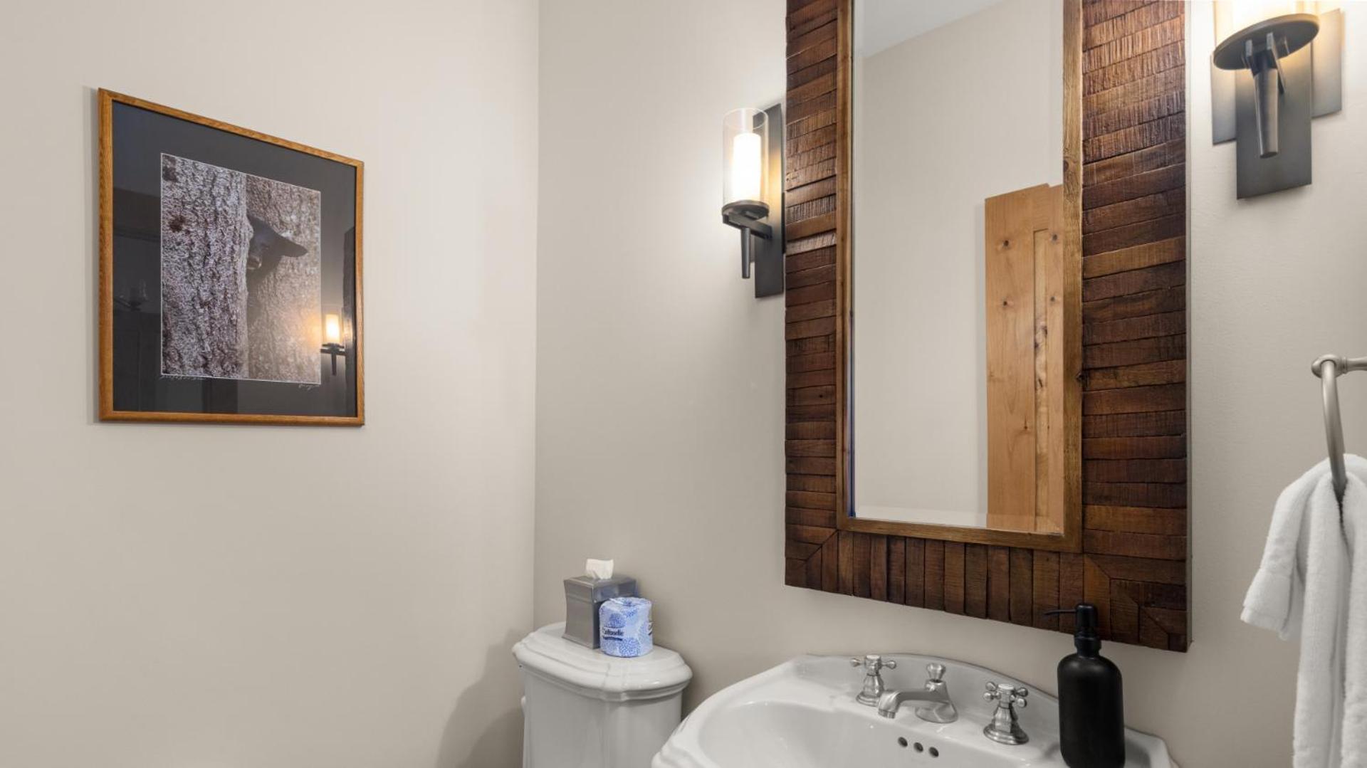STOWE GLOBE 4 BEDROOM LUXURY CABIN SKI IN SKI OUT By Stowe Mountain Rentals view 5