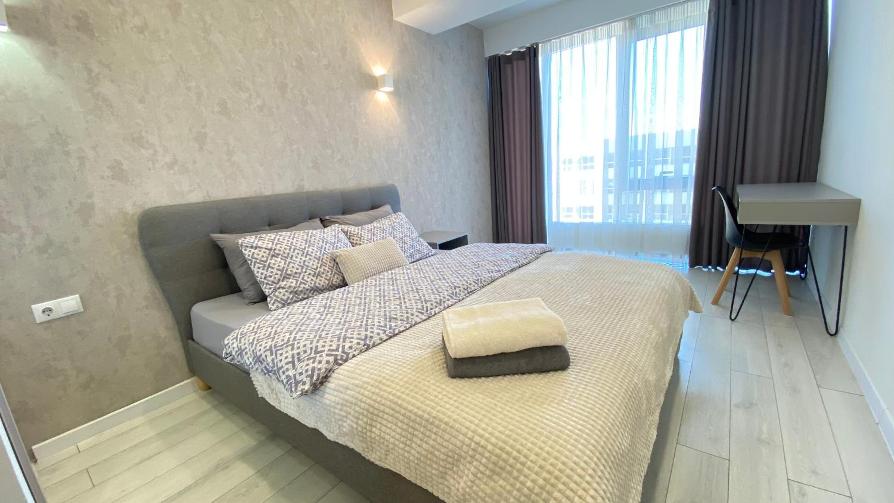 RentNow White and Cozy Apartment in Center, Parking view 3