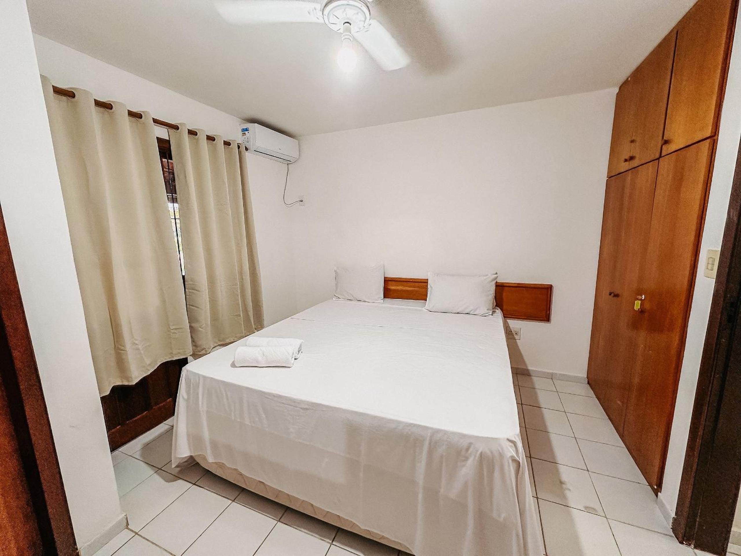Casas no Residencial Mont Sinai com 2 ou 3 suítes (todas com ar), internet privativa 300MBPS a aproximadamento 250m da Praia de Taperapuã, condomínio com p