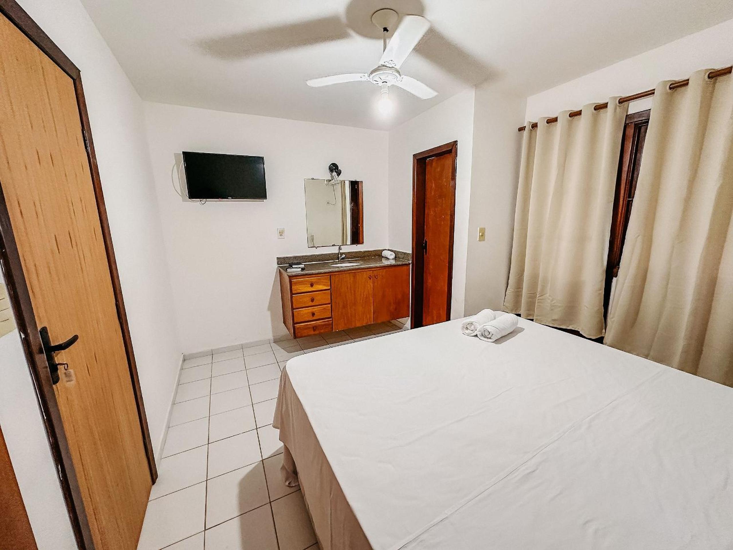 Casas no Residencial Mont Sinai com 2 ou 3 suítes (todas com ar), internet privativa 300MBPS a aproximadamento 250m da Praia de Taperapuã, condomínio com p