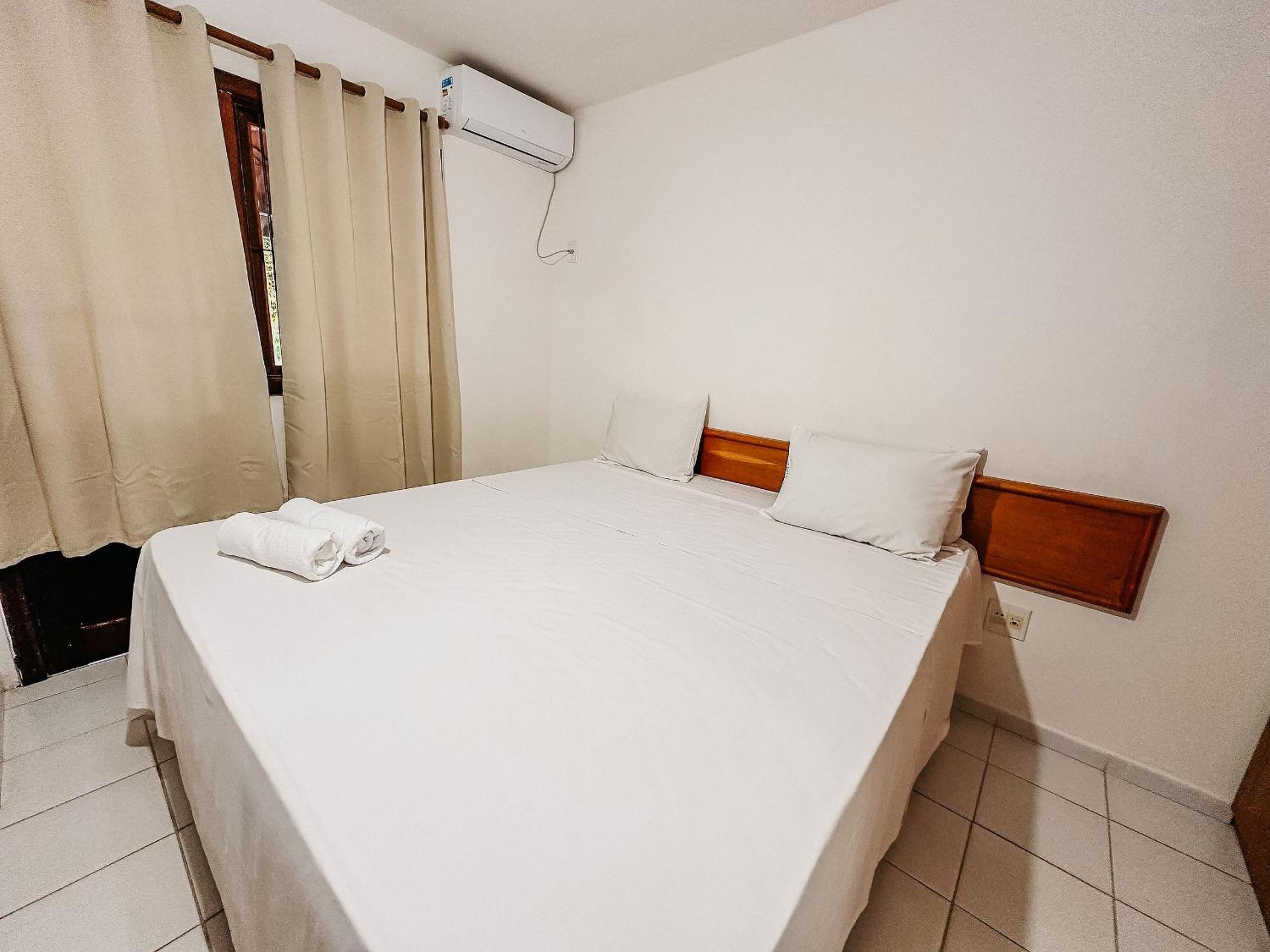 Casas no Residencial Mont Sinai com 2 ou 3 suítes (todas com ar), internet privativa 300MBPS a aproximadamento 250m da Praia de Taperapuã, condomínio com p