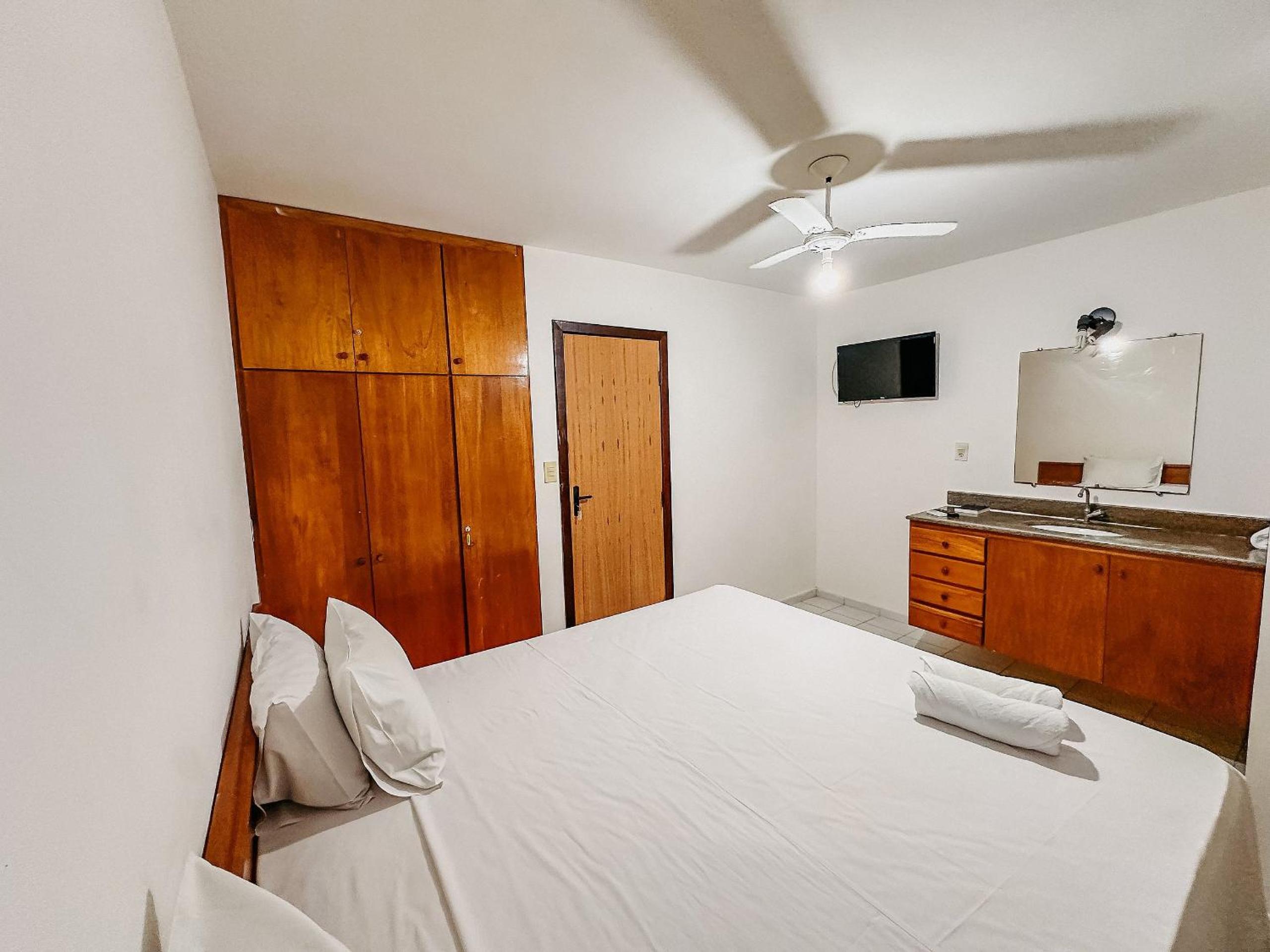 Casas no Residencial Mont Sinai com 2 ou 3 suítes (todas com ar), internet privativa 300MBPS a aproximadamento 250m da Praia de Taperapuã, condomínio com p
