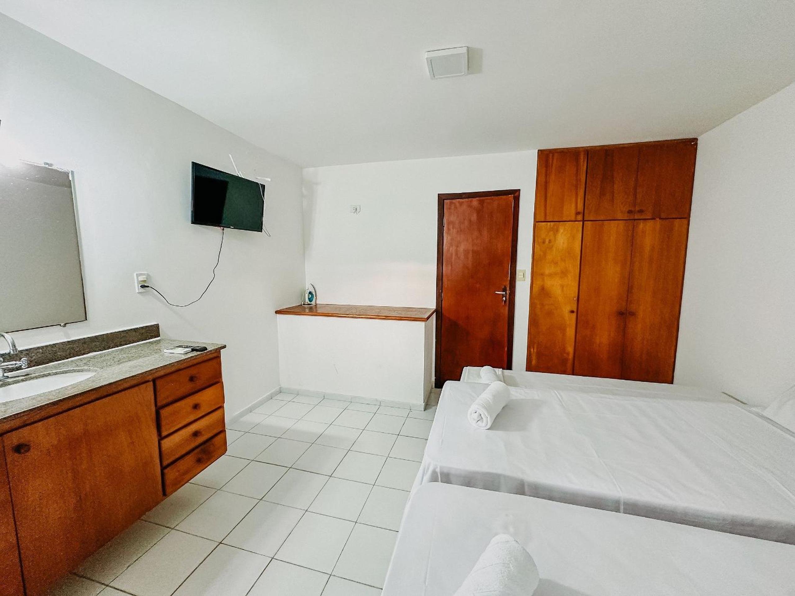 Casas no Residencial Mont Sinai com 2 ou 3 suítes (todas com ar), internet privativa 300MBPS a aproximadamento 250m da Praia de Taperapuã, condomínio com p