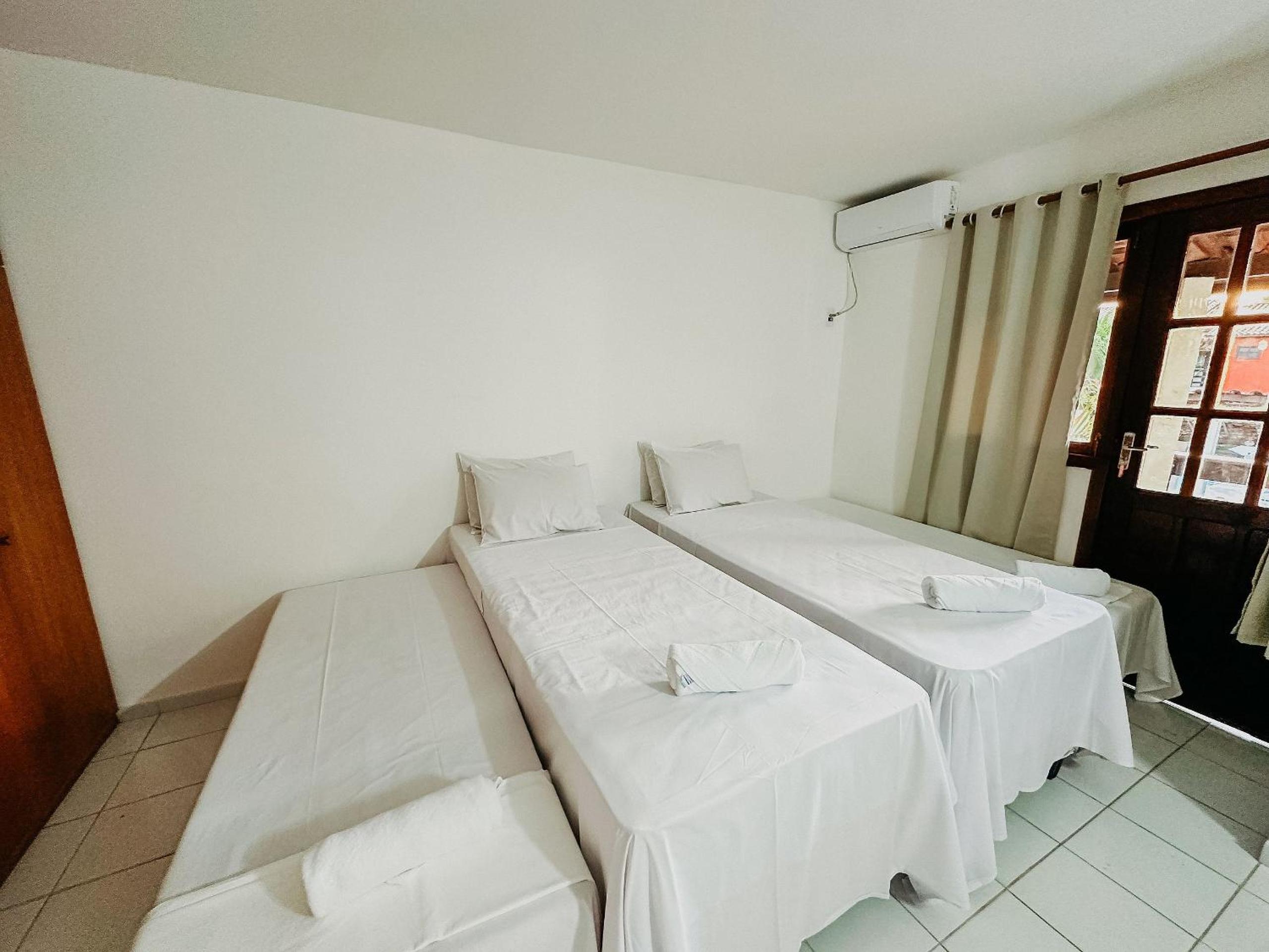 Casas no Residencial Mont Sinai com 2 ou 3 suítes (todas com ar), internet privativa 300MBPS a aproximadamento 250m da Praia de Taperapuã, condomínio com p
