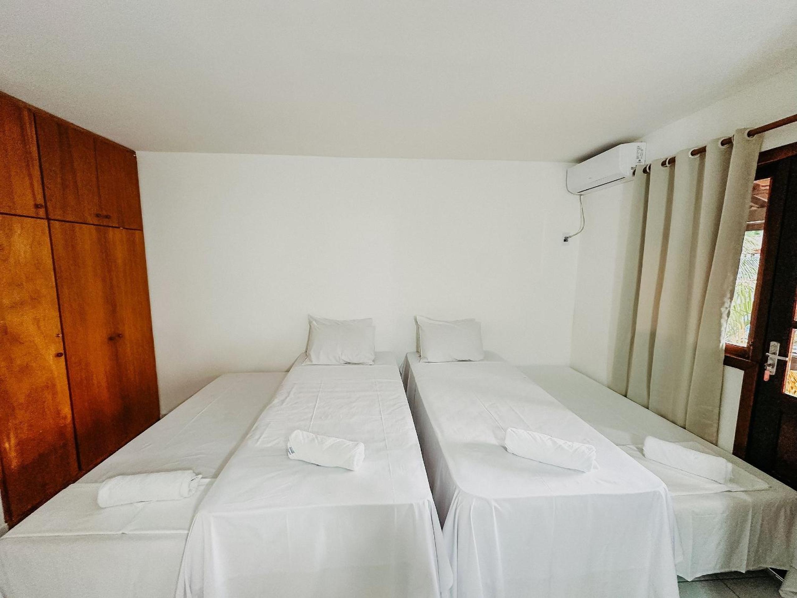 Casas no Residencial Mont Sinai com 2 ou 3 suítes (todas com ar), internet privativa 300MBPS a aproximadamento 250m da Praia de Taperapuã, condomínio com p