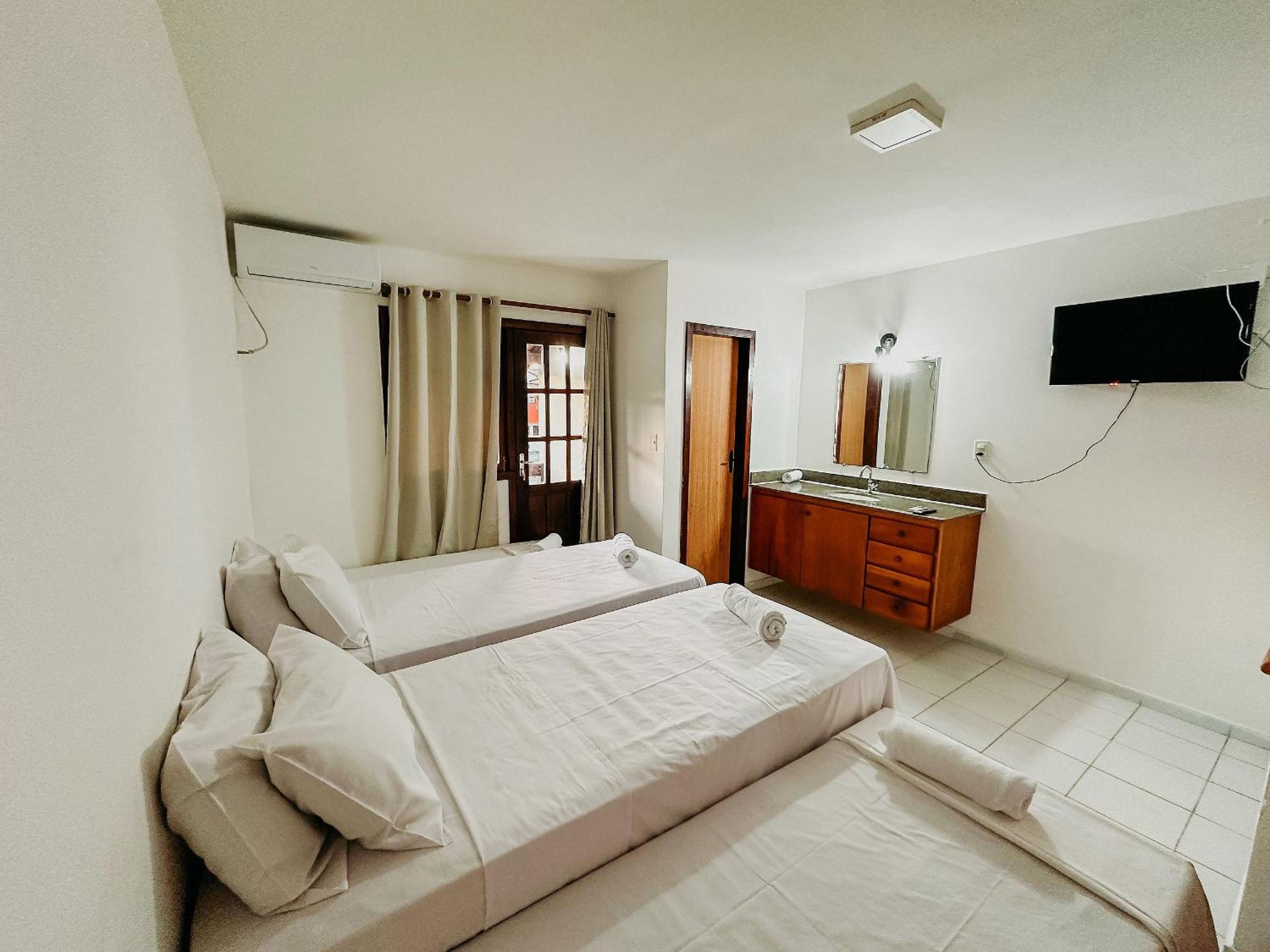 Casas no Residencial Mont Sinai com 2 ou 3 suítes (todas com ar), internet privativa 300MBPS a aproximadamento 250m da Praia de Taperapuã, condomínio com p